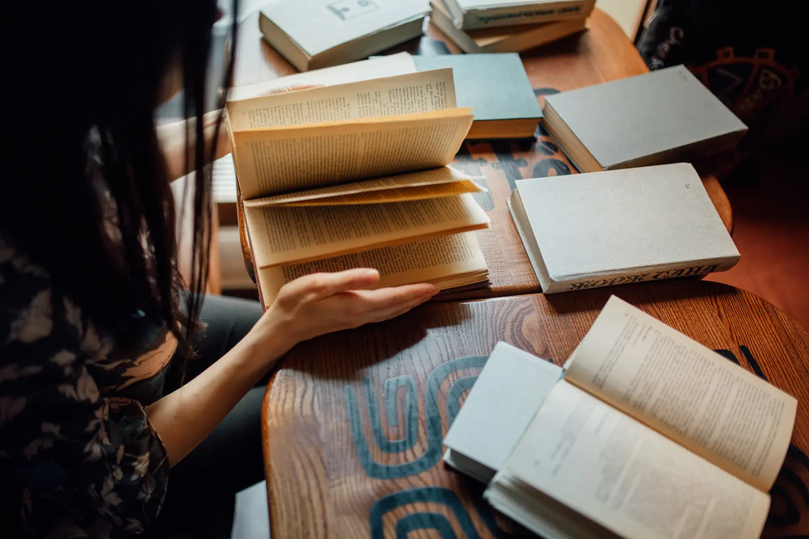 Vrouw doet literatuuronderzoek in een café