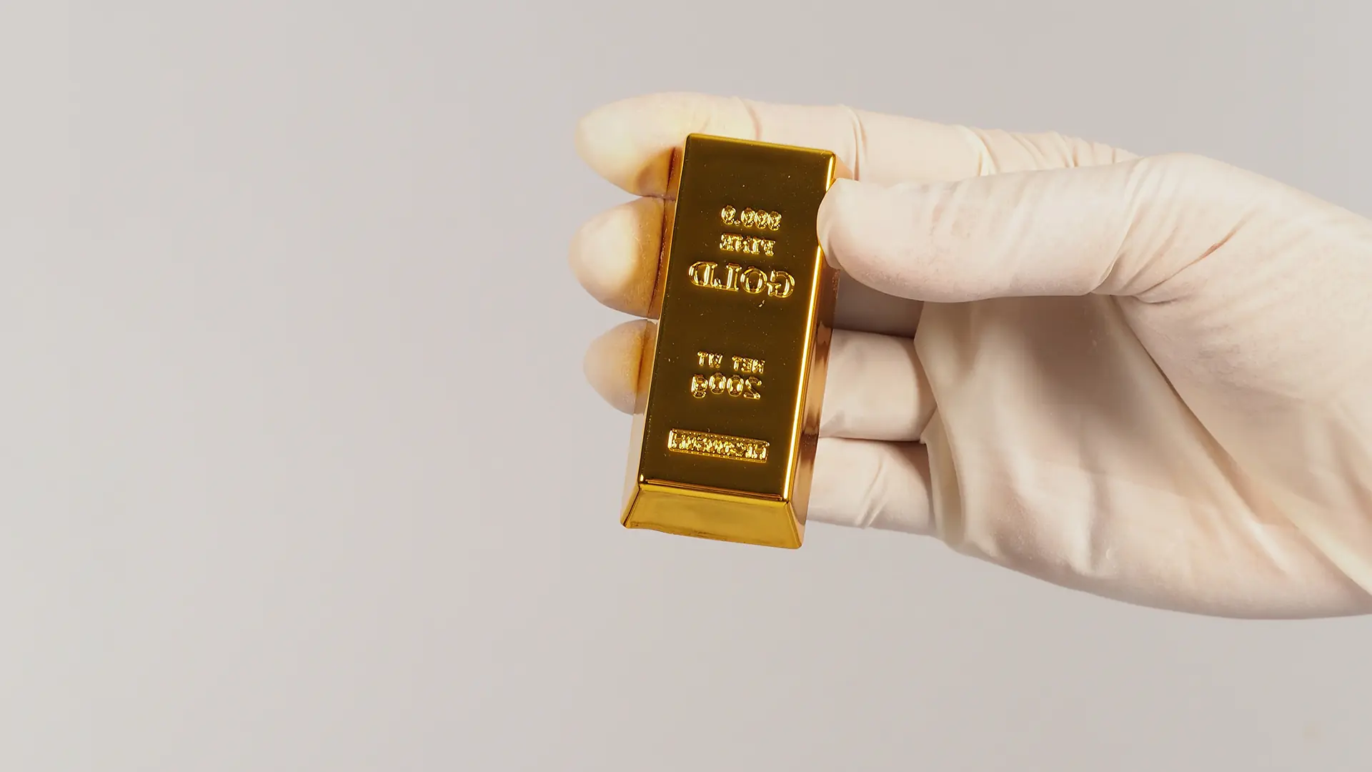 gouden staaf in witte handschoen