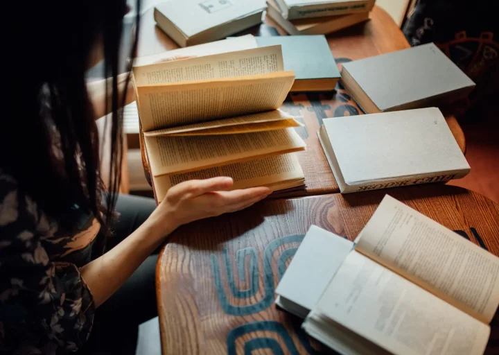 Vrouw doet literatuuronderzoek in een café