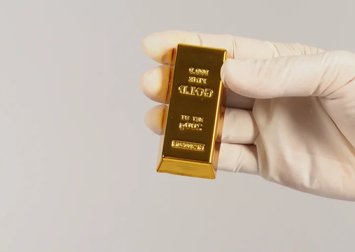 gouden staaf in witte handschoen