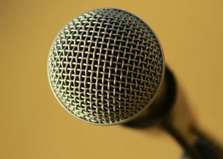microfoon met gele achtergrond